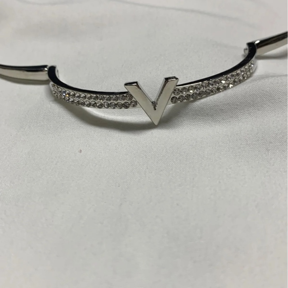 V bangle